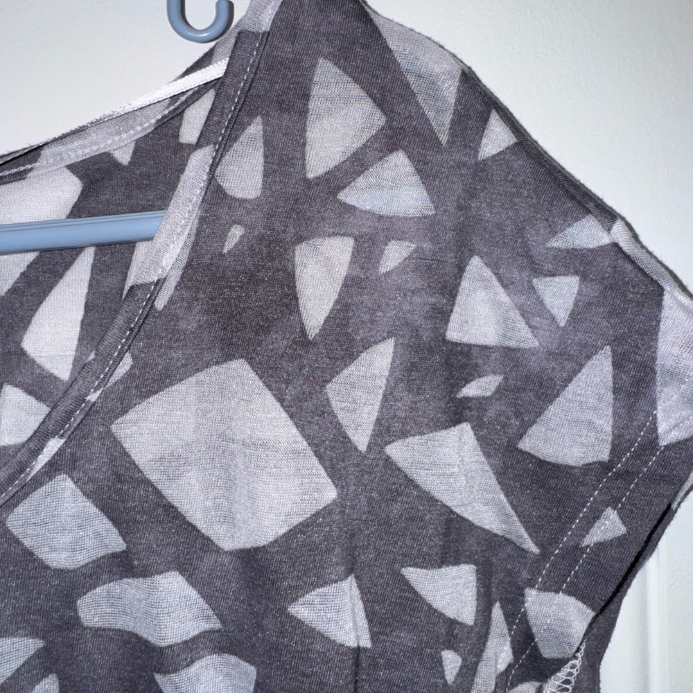 Triangular Pattern Top - Picture 12 of 12